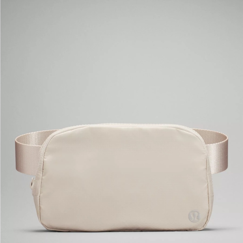 Lululemon everywhere belt bag